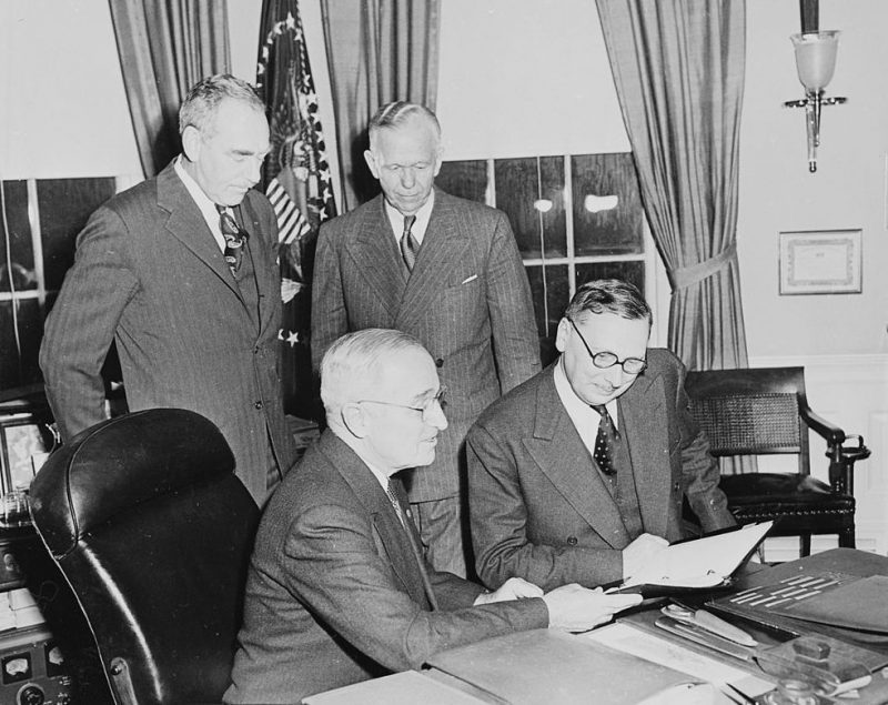 Министр обороны Джордж К. Маршалл с президентом Трумэном в Белом доме. 1951 г.