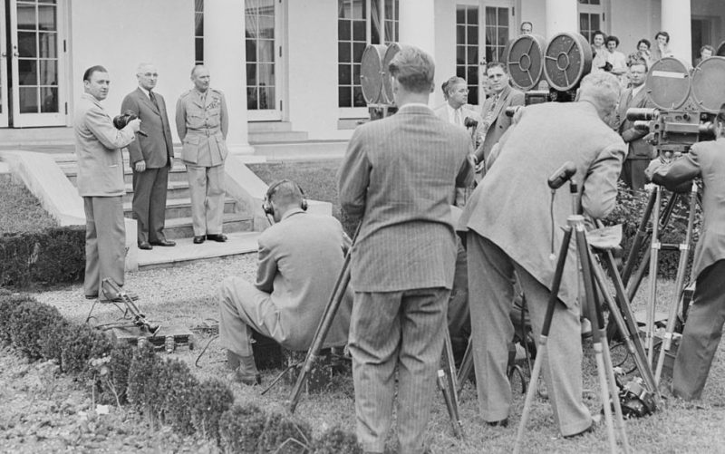 Президент Трумэна и фельдмаршала Бернарда Монтгомери у Белого дома. 1946 г.