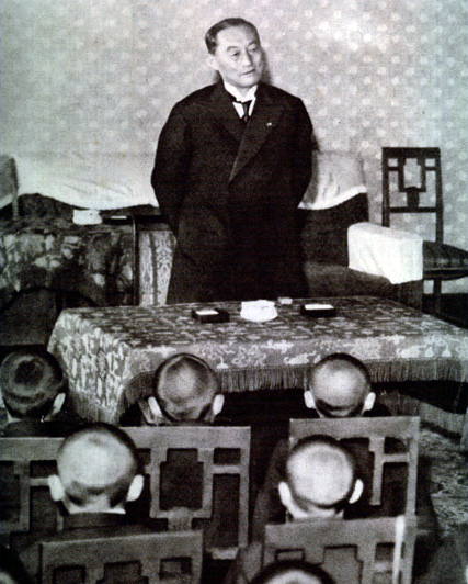 Премьер-министр Мицумаса Ёнай утешает детей из своего родного города, потерявших отцов на службе. 1939 г. 