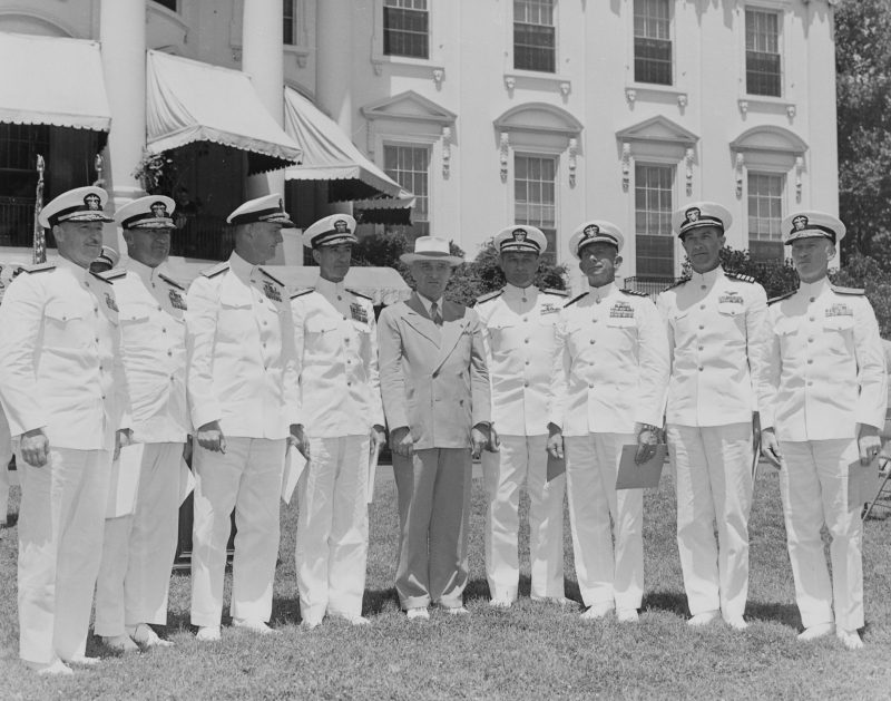Трумэна на лужайке Белого дома с офицерами восьми авианосцев ВМС США. 1946 г.