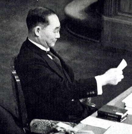 Ёнай во время пленарного заседания Палаты представителей. 1940 г.
