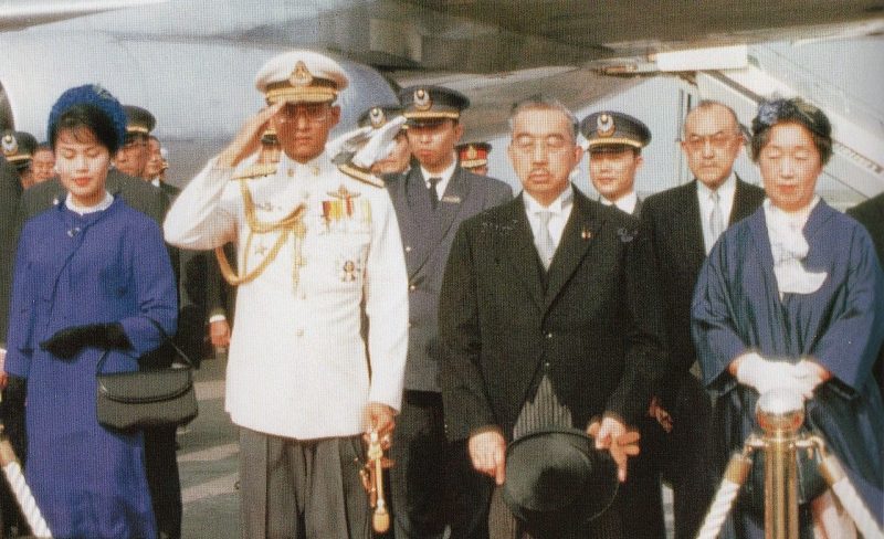 Император с наследным принцем в аэропорту Токио. 1963 г.