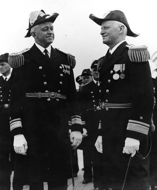 Контр-адмиралы Рассел Уилсон и Честер Нимиц на борту авианосца «Аризона». 1939 г.
