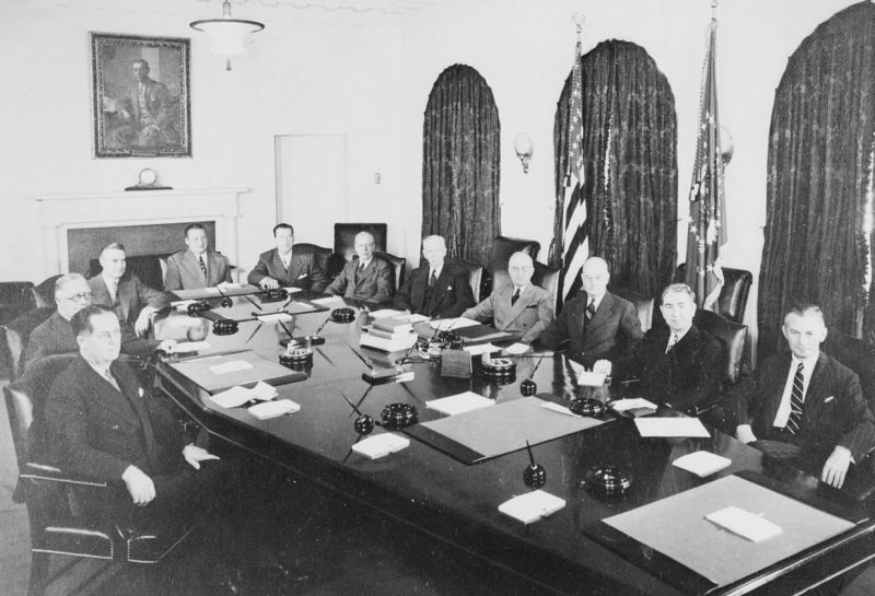 Президент Трумэн со своим кабинетом в Белом доме. 1947 г.
