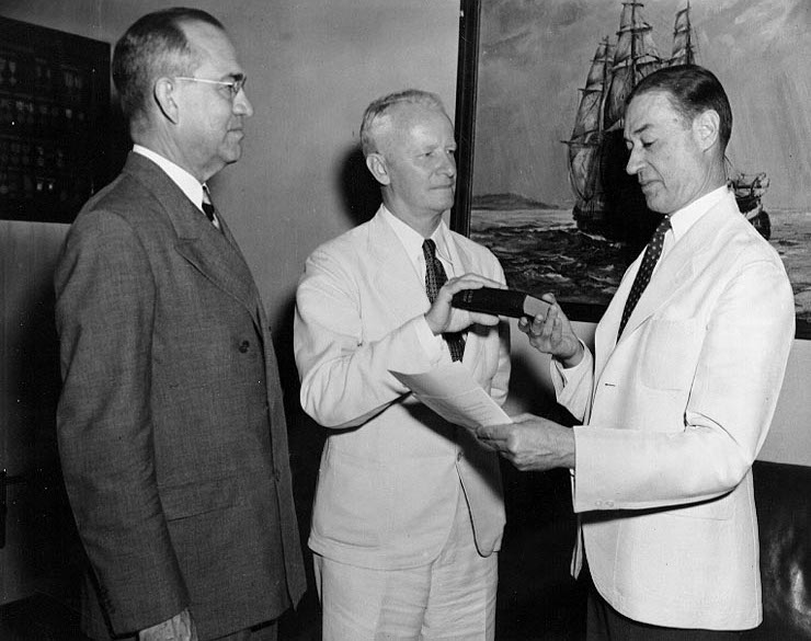 Контр-адмирал Честер Нимиц принимает присягу в качестве начальника Управления навигации ВМС США. 1939 г.