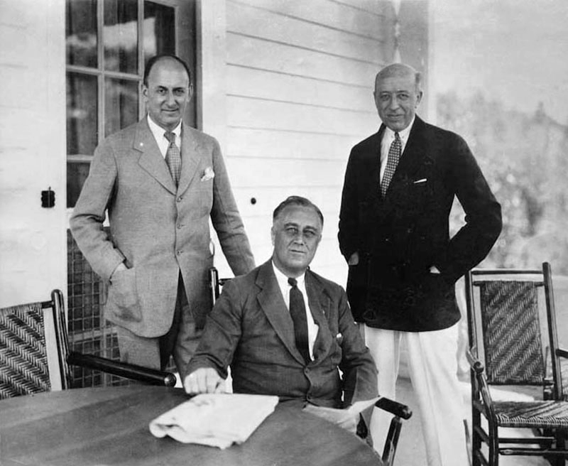Франклин Д. Рузвельт с Генри Моргентау и У. Форбсом Морганом в Маленьком Белом доме, Уорм-Спрингс. Джорджия, 1932 г.