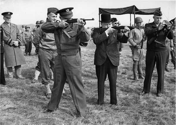 Генерал Дуайт Д. Эйзенхауэр, Уинстон Черчилль и генерал-лейтенант Омар Брэдли стреляют из карабинов М1 незадолго до высадки в Нормандии. 1944 г. 