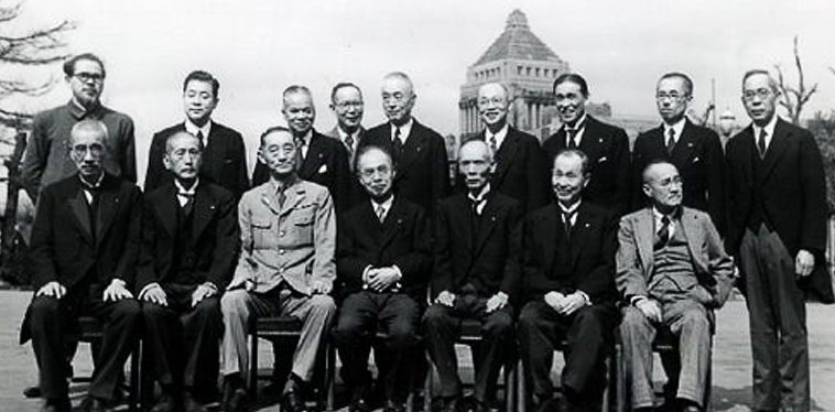 Мицумаса Ёнай среди членов кабинета Кидзюро Сидэхара. 1945 г. 