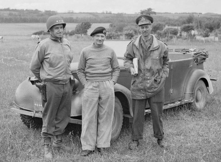 Генерал сэр Бернард Монтгомери, командующий 21-й группой армий, генерал-лейтенант Майлз Демпси (справа), командующий Второй британской армией и генерал-лейтенант Омар Брэдли, командующий Первой армией США, близ Порт-ан-Бессина. 1944 г.