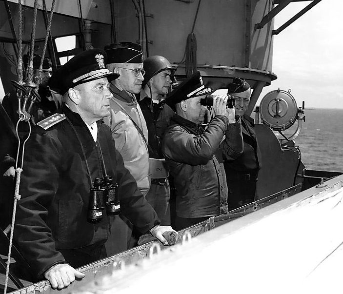 Контр-адмирал Алан Г. Кирк, генерал-лейтенант Омар Брэдли, контр-адмирал Артур Д. Страбл (с биноклем) и генерал-майор Уильям Б. Кин на борту USS «Augusta» у Нормандии. 1944 г. 