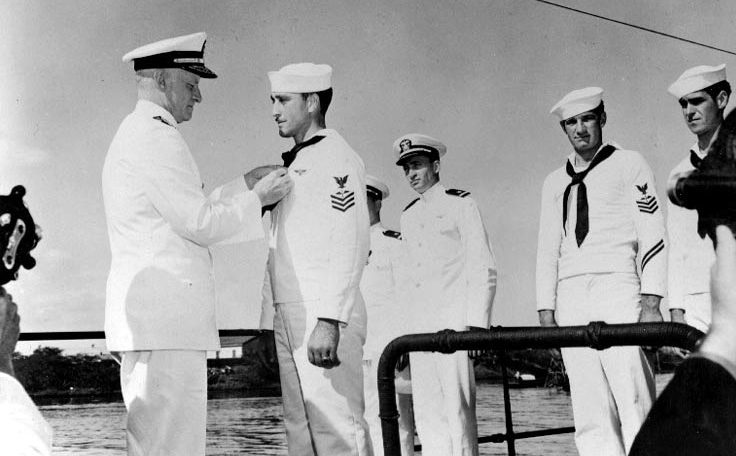 Адмирал Нимиц вручает Военно-морской крест Ваггонеру на борту авианосца «Грейлинг». 1941 г.