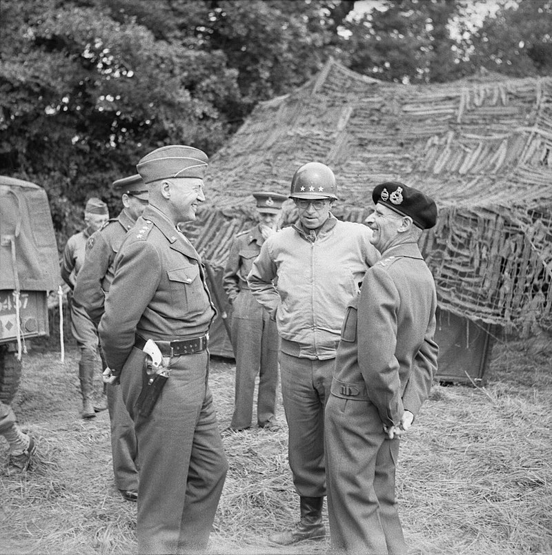 Брэдли (в центре) с Паттоном (слева) и Монтгомери (справа) в штабе 21-й группы армий. Нормандия, 1944 г.