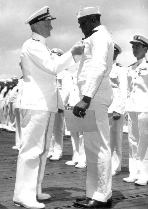 Адмирал Честер В. Нимиц награждает Военно-морским крестом Дорис Миллер на борту авианосца «Энтерпрайз». 1942 г.
