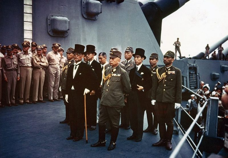 Сигэмицу Мамору на борту авианосца « Миссури». 2 сентября 1945 г.