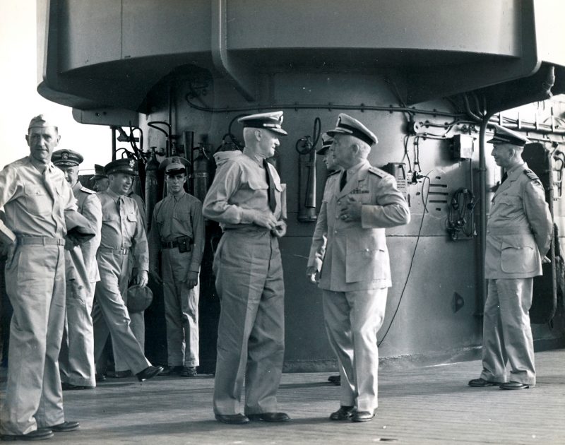 Честер Нимиц с контр-адмиралом Обри Фитчем на авианосце «Саратога» в Перл-Харборе. 1942 г.