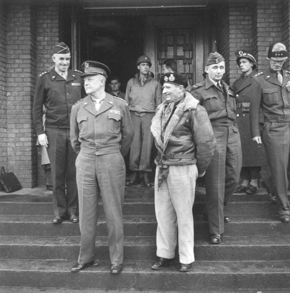 Дуайт Д. Эйзенхауэр, Бернард Л. Монтгомери, Омар Н. Брэдли, Артур Теддер и Уильям Худ Симпсон. 1944 г. 