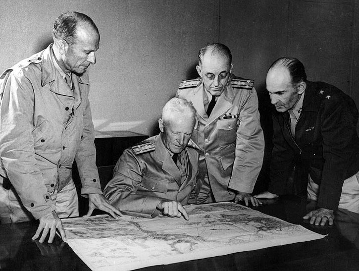 Генерал-майор Ричард Сазерленд, адмирал Честер Нимиц, вице-адмирал Роберт Гормли и генерал-майор Миллард Хармон на борту авианосца «Аргонн» в Нумеа. 1942 г.