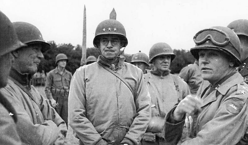 Генералы Омар Брэдли и Дж. Лоутон Коллинз на похоронах генерала Теодора Рузвельта-младшего в Нормандии. 1944 г.