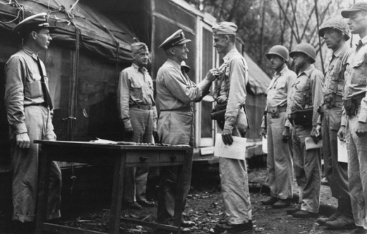 Адмирал Честер Нимиц награждает подполковника Эванса Карлсона золотой звездой к его медали «Военно-морской крест». Гуадалканал, 1942 г. 