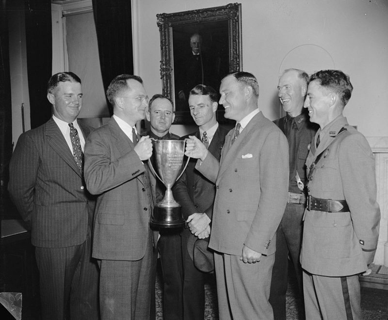 Стрелковая команда Кастумса получает кубок министра финансов за меткую стрельбу. Вашингтон, 1938 г.