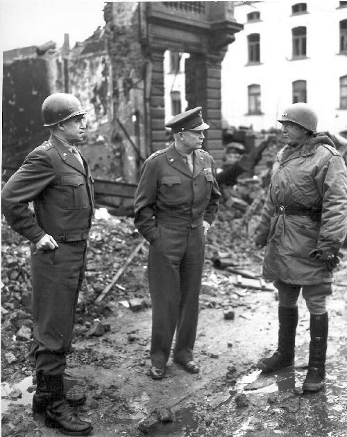 Генерал Омар Брэдли, генерал Дуайт Эйзенхауэр и генерал Джордж Паттон в Бастони. 1944 г.