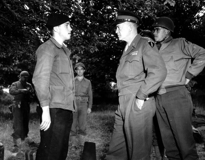 Генералы Дуайт Д. Эйзенхауэр и Омар Брэдли с членом французского сопротивления в американском секторе во время освобождения Нижней Нормандии летом 1944 года.