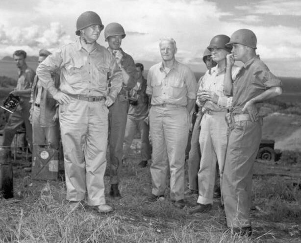Министр военно-морского флота Фрэнк Нокс совершает поездку по Гуадалканалу с адмиралом Нимицем, адмиралом Хэлси и генералом армии Дж. Лоутоном Коллинзом. 1943 г.