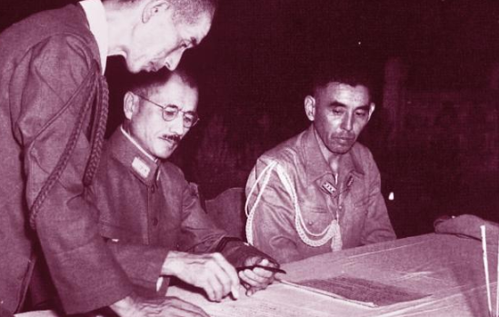 Генерал Танака Хисакадзу подписывает акт о капитуляции в Китае. 1945 г. 