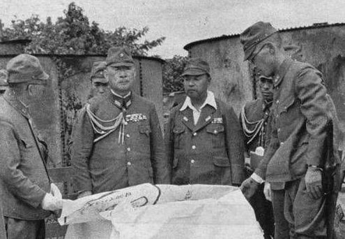 Командующий армией Хитоси Имамура осматривают Яву. 1942 г.