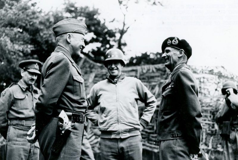 Джордж С. Паттон, Омар Брэдли и Бернард Монтгомери в Нормандии.1944 г.