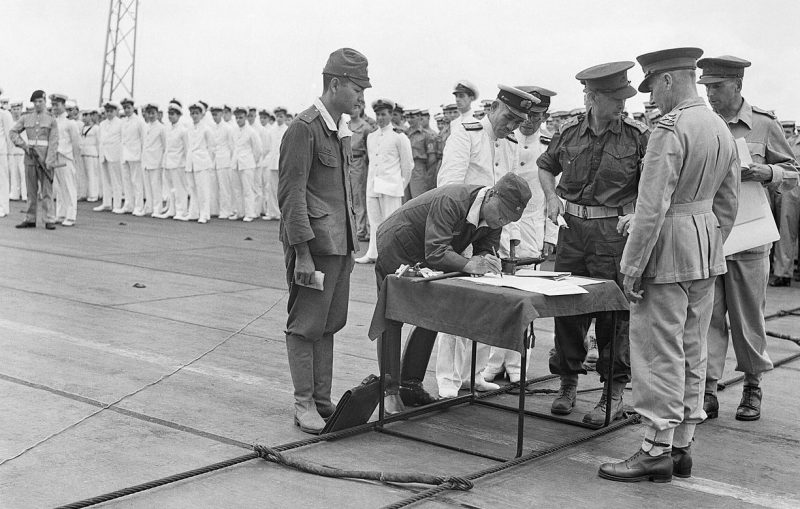 Генерал Имамура подписывает акт о капитуляции японских войск в Новой Британии, Новой Ирландии, Соломоновых островах и Новой Гвинее. 1945 г.
