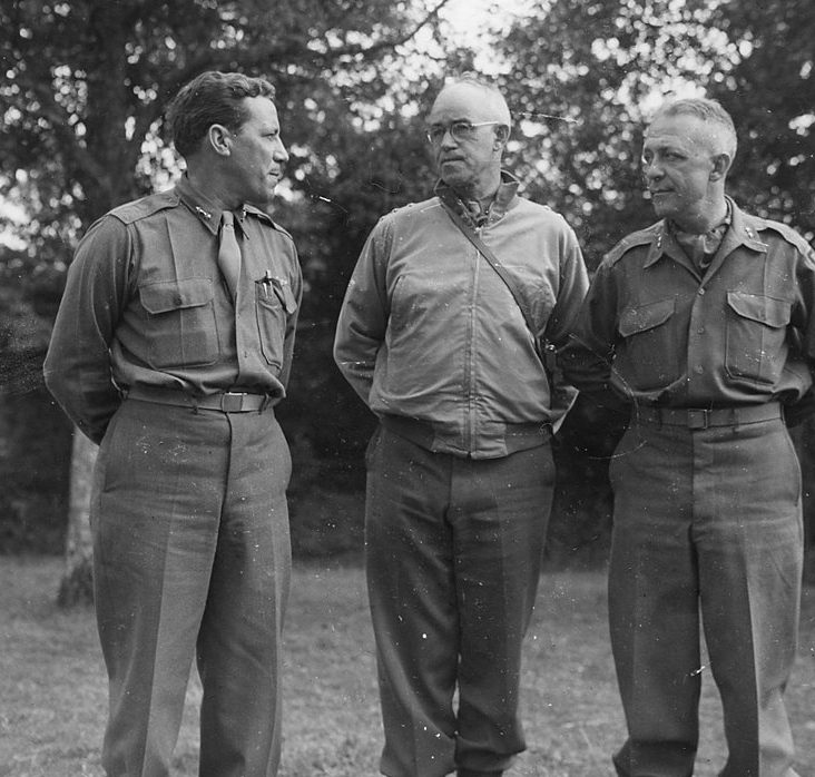 Генерал-лейтенант Омар Н. Брэдли, генерал-майор Кесада, генерал-майор Уильям Б. Кин в штабе 1-й армии США, в 3 милях к востоку от Ле Тиллеул. 1944 г. 
