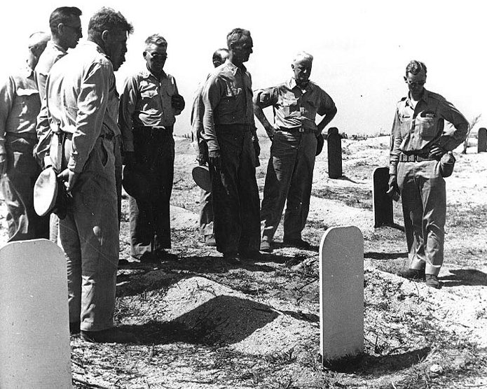 Адмирал Честер Нимиц на кладбище корпуса морской пехоты США на острове Намюр. 1944 г.