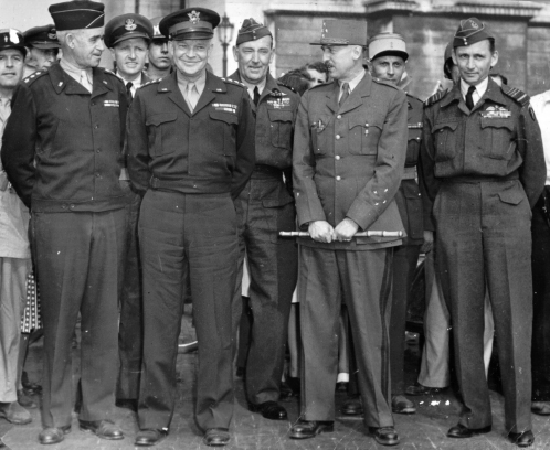 Генералы Омар Брэдли, Эйзенхауэр, Мари-Пьер Кениг и маршал авиации Теддер в Париже. 1944 г.
