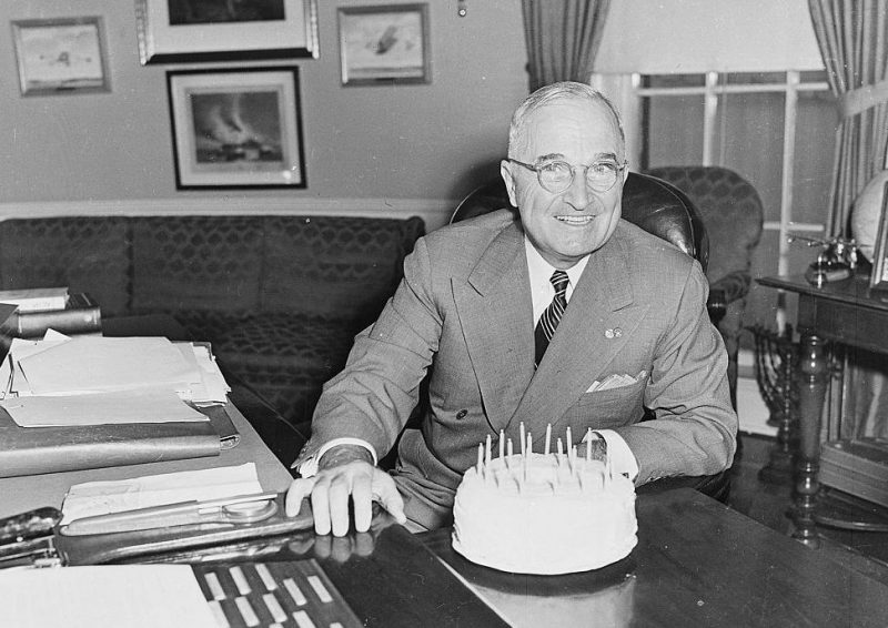 Трумэн в Овальном кабинете с праздничным тортом в день его 67-летия. 1951 г.