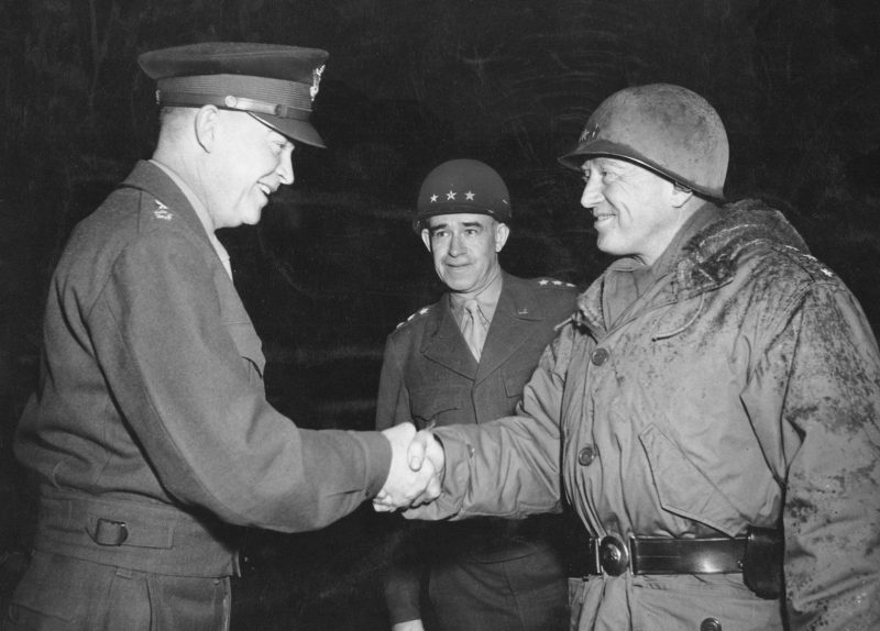 Дуайт Д. Эйзенхауэр, Омар Брэдли и Джордж Паттон в Бастони. Бельгия, 1945 г.