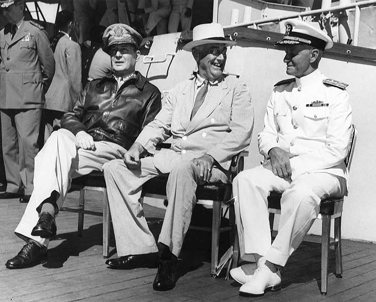 Макартур, Рузвельт и Нимиц на борту авианосца «Балтимор». Перл-Харбор, 1944 г.