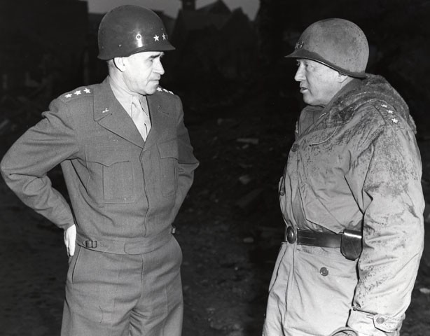 Брэдли и Паттон в Бастони. 1945 г. 