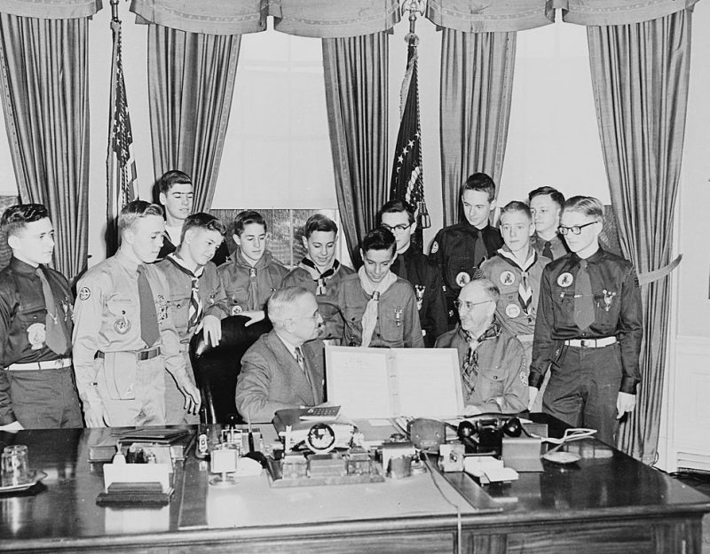 Президент Трумэн в Овальном кабинете с бойскаутами. 1951 г.