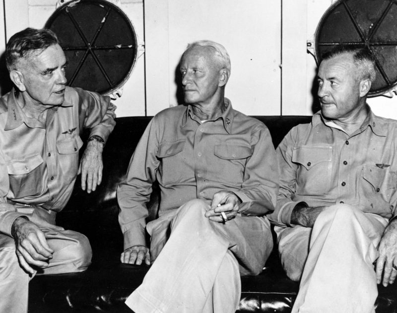 Адмиралы Хэлси, Нимиц и Шерман на борту корабля ВМС США в западной части Тихого океана, 1945 г.
