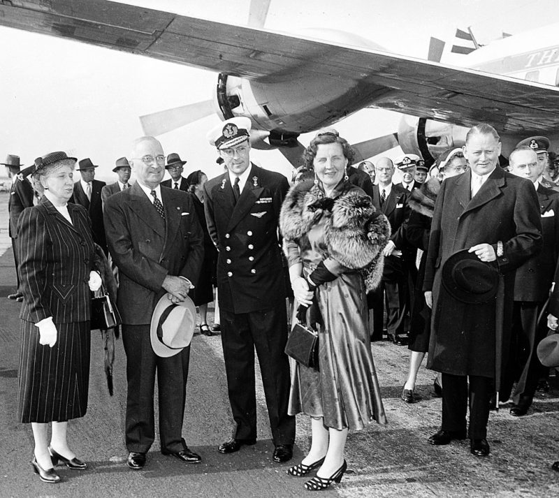 Президент и миссис Трумэн приветствуют королеву Нидерландов Юлиану и ее супруга принца Бернхарда в Национальном аэропорту Вашингтона. 1952 г.