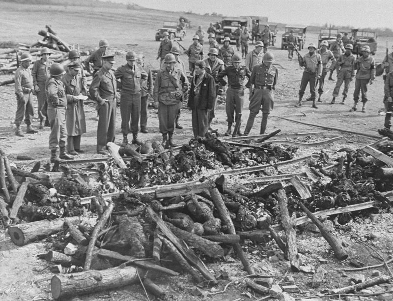Выживший еврей показывает генералам Дуайту Д. Эйзенхауэру, Омару Брэдли и Джорджу С. Паттону костер, на котором эсэсовцы пытались кремировать трупы перед эвакуацией из концлагеря Бухенвальд в Германии. 1945 г.