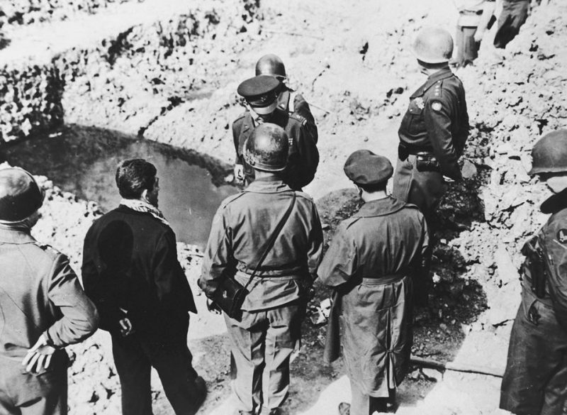 Генералы Дуайт Д. Эйзенхауэр, Джордж Паттон, Омар Брэдли и Мэнтон Эдди осматривают братскую могилу в только что освобожденном концентрационном лагере Ордруф. 1945 г.