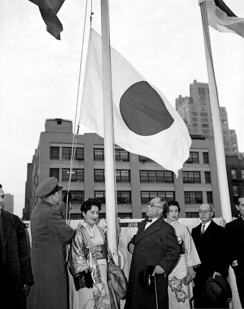 Министр иностранных дел Мамору Сигэмицу во время церемонии поднятия японского флага над штаб-квартирой Организации Объединенных Наций в Нью-Йорке. 1956 г.