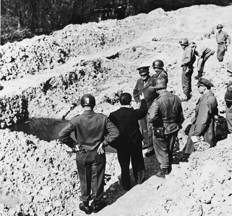 Генералы Дуайт Д. Эйзенхауэр, Джордж Паттон, Омар Брэдли и Мэнтон Эдди осматривают братскую могилу в только что освобожденном концентрационном лагере Ордруф. 1945 г.