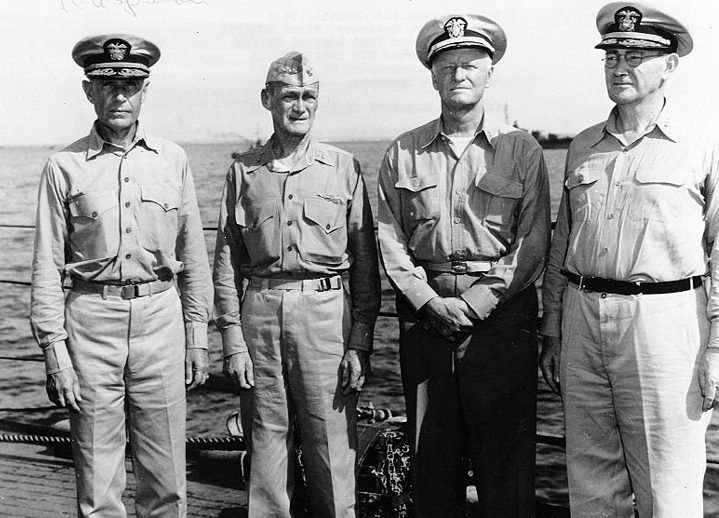 Адмирал Рэймонд А. Спруанс, вице-адмирал Марк Митчер, адмирал флота Нимиц и вице-адмирал Уиллис А. Ли-младший на борту авианосца «Индианаполис». 1945 г.
