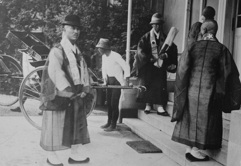 Тэраути Хисаити с корейскими монахами. 1915 г.
