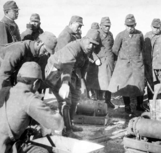 Исии осматривает фильтры для воды в битве на Халхин-Голе. 1939 г.