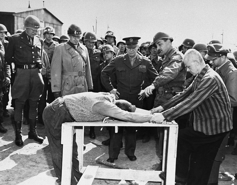 Генералы Дуайт Эйзенхауэр, Омар Брэдли и Джордж С. Паттон смотрят демонстрацию пыток, что производились над заключенными в концлагере Ордруф. 1945 г.