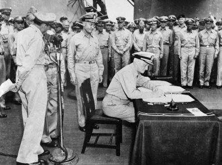 Адмирал флота Честер Нимиц подписывает акт о капитуляции Японии на борту авианосца «Миссури» в Токийском заливе. 1945 г. 